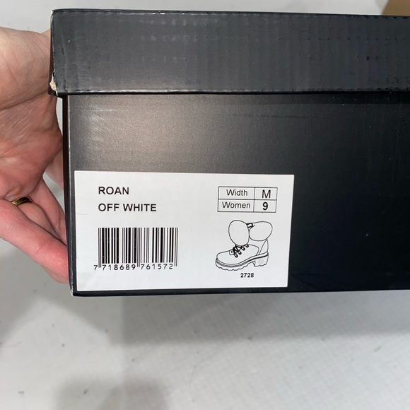 π€© HOST PICK π€© Kendall + Kylie Ivory Fur Boots - Picture 10 of 10